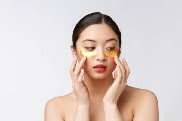 Có nên bôi nghệ tươi vào mụn hay không phụ thuộc rất nhiều vào tính chất da và tình trạng mụn