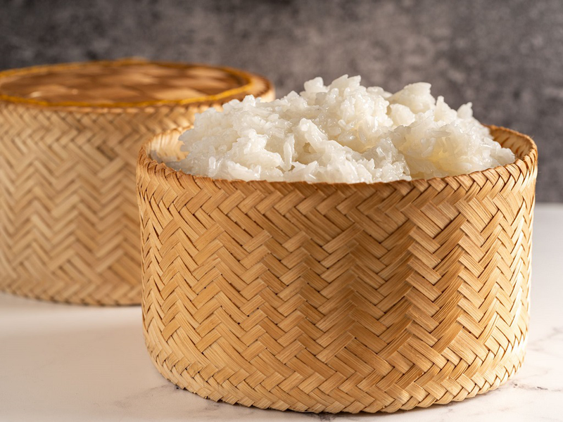 Xôi thường được nấu từ gạo nếp, ăn dễ bị ngán và nóng cổ