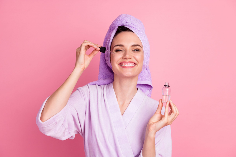 Retinol - Hoạt chất dưỡng da xuất hiện trong nhiều loại mỹ phẩm như serum, kem dưỡng,...