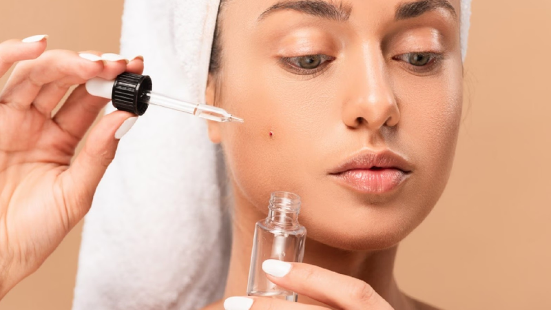 Với da mụn chỉ nên dùng nồng độ retinol từ thấp đến cao dần để tránh kích ứng