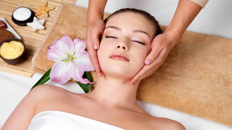 Nên chọn trung tâm làm đẹp uy tín để nặn mụn an toàn và hiệu quả
